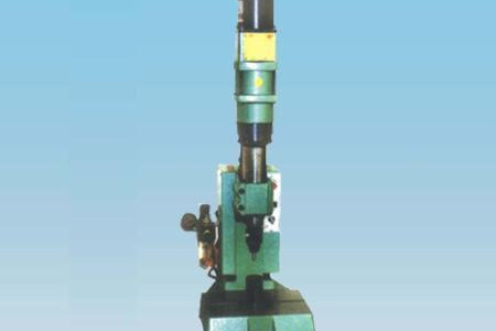 國(guó)內(nèi)有哪些信譽(yù)比較好的鉚釘機(jī)廠家？