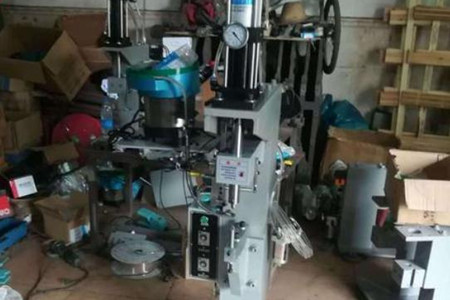 哪些因素會影響實心鉚釘機的價格？