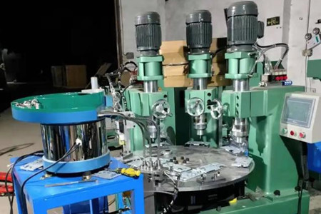 鉚釘機(jī)怎么選型號(hào)？碩峰來教你！