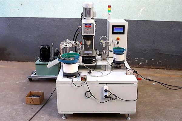 氣動鉚釘機(jī)設(shè)備實(shí)拍