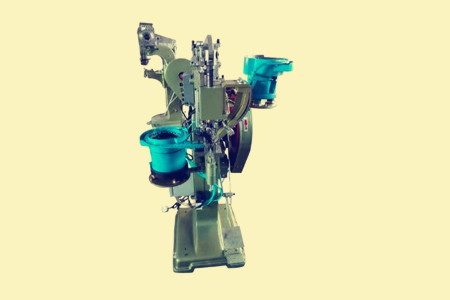 選擇自動鉚釘機時應注意哪些問題？