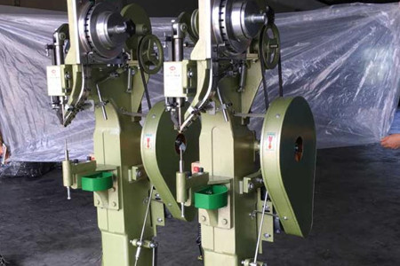 自動(dòng)鉚釘機(jī)怎么調(diào)試呢？