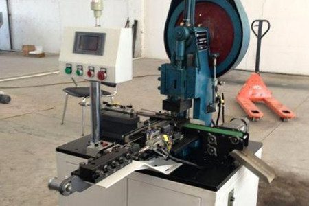 全自動(dòng)送料鉚釘機(jī)添加物料時(shí)需注意哪些？