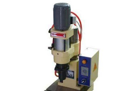 如何更換氣動鉚釘機的密封件？