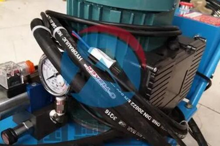 如何減少自動(dòng)送料鉚釘機(jī)對工件表面產(chǎn)生的損傷？