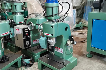 氣動(dòng)鉚釘機(jī)供應(yīng)商哪個(gè)靠譜？推薦碩峰！