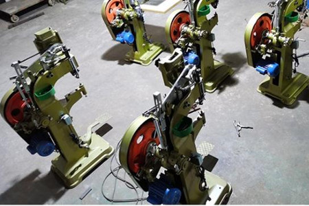 數(shù)控鉚釘機鉚接后出現(xiàn)裂紋的原因有哪些？