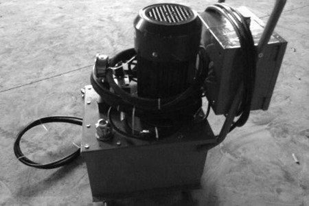 購買氣液增壓鉚釘機(jī)時(shí)注意哪些？